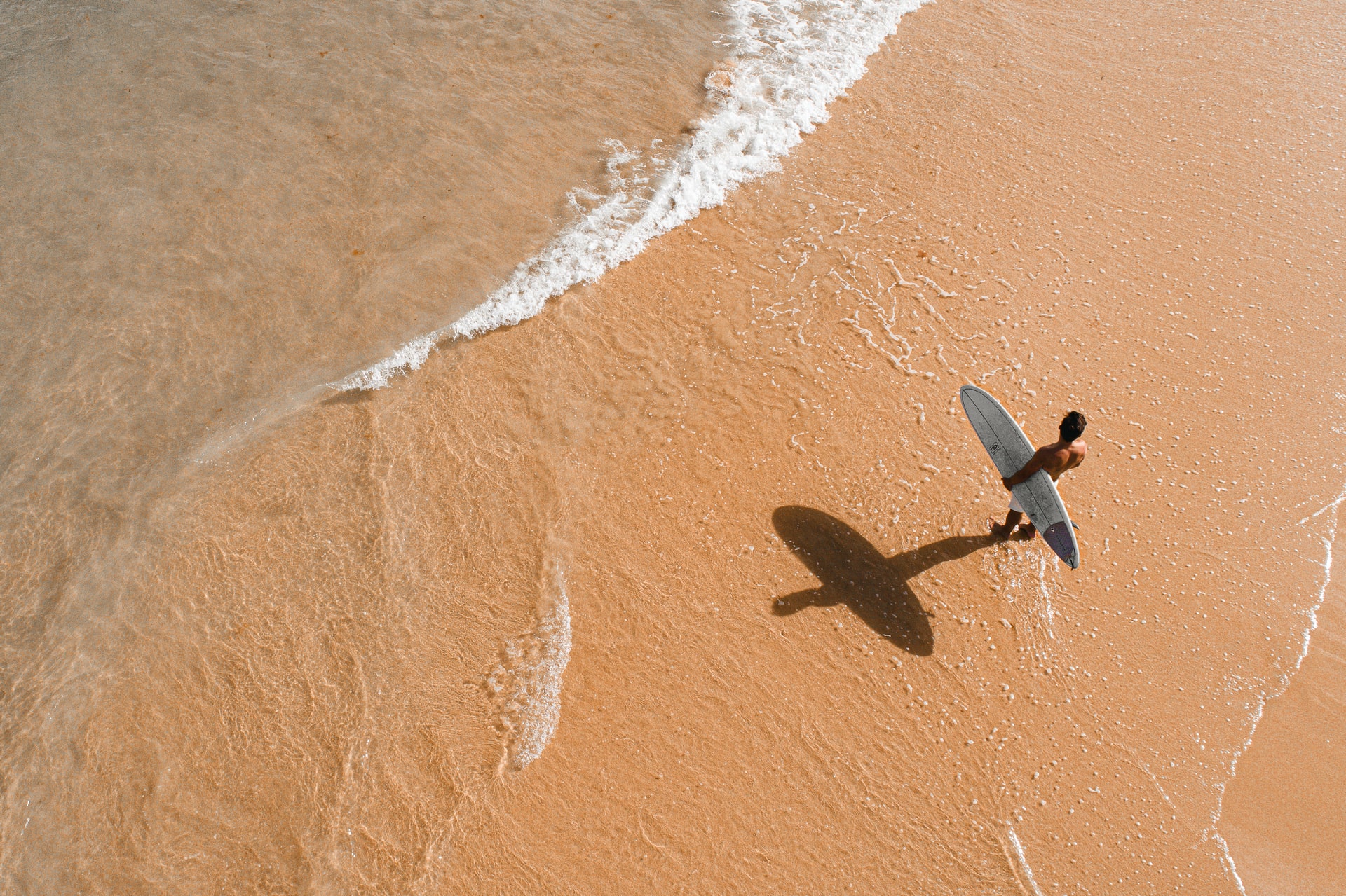 Male surfer near the sea